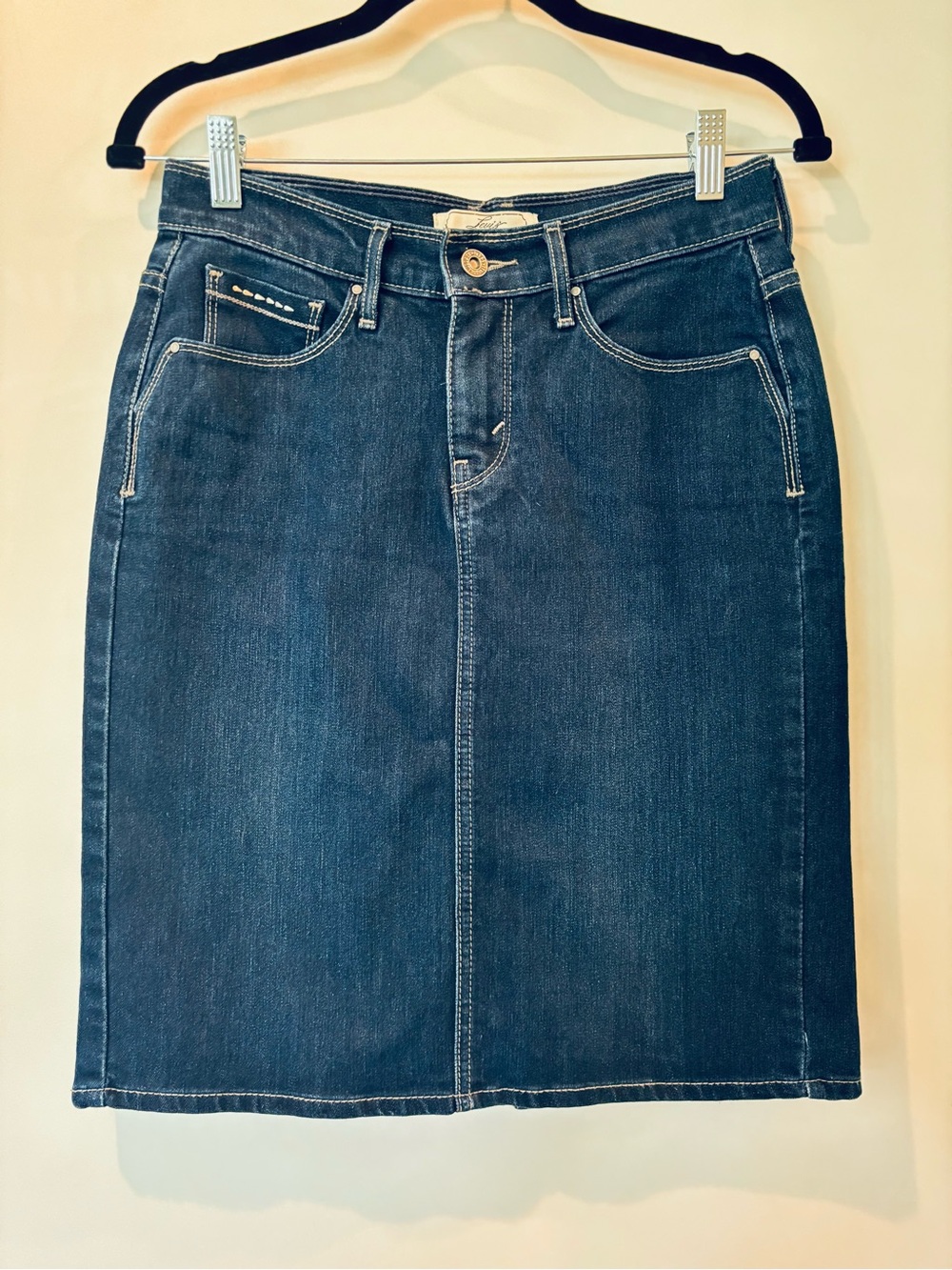Levi’s dark denim skirt new without tags size 28 waist